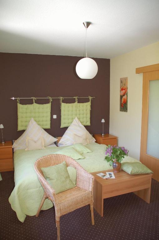 Hotel-Ferienwohnungen Cafe Maarblick Schalkenmehren Pokoj fotografie